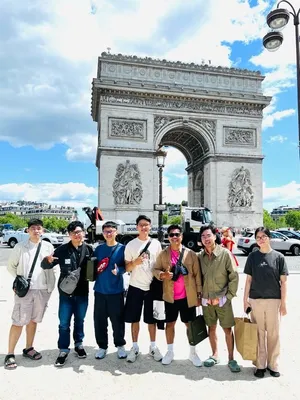 Team at the Arc de Triomphe
